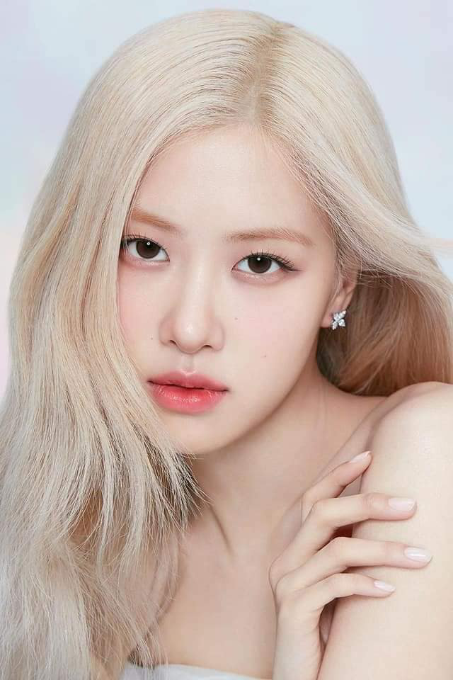 Rosé, 29 tuổi, được tạp chí TC Candler bình chọn là gương mặt đẹp nhất thế giới 2025. Tiêu chí bình chọn dựa trên các yếu tố xinh đẹp, quyến rũ, thanh lịch, tự nhiên, sự độc đáo, triển vọng.