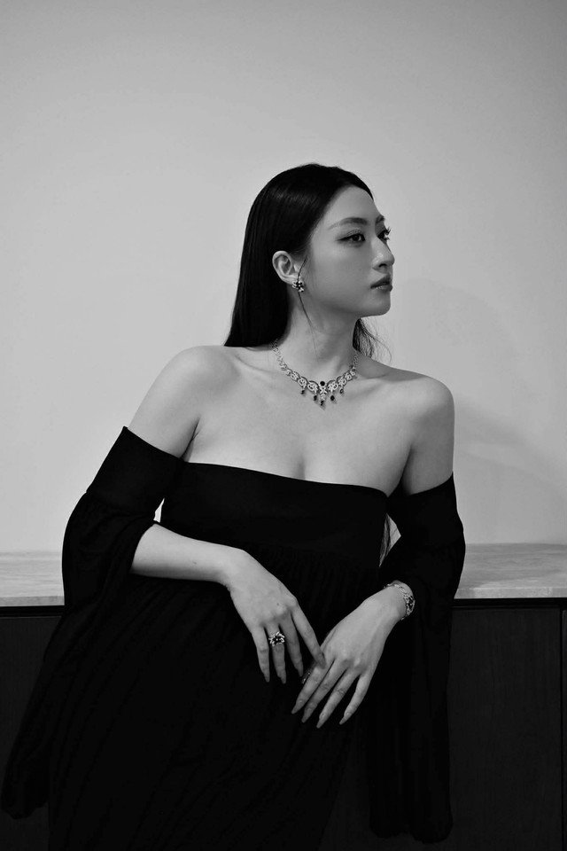 Việc Lương Thùy Linh có mặt trong đám cưới người em thân thiết - Á hậu Phương Nhi đã đập tan những tin đồn không đúng về mối quan hệ của họ trong suốt thời gian qua. Ngoài việc này, khán giả còn quan tâm đến nhan sắc đời thường của hoa hậu gốc Cao Bằng.