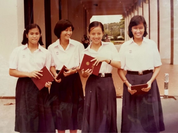 Trong loạt ảnh chụp năm học lớp 4 được Madam Pang chia sẻ trên trang cá nhân mới đây, bà đứng thứ ba từ trái sang, nhận nhiều khen ngợi của khán giả về nhan sắc. Đa số bình luận nhận xét doanh nhân người Thái có nụ cười duyên, nét mặt tươi tắn, bao năm không thay đổi.