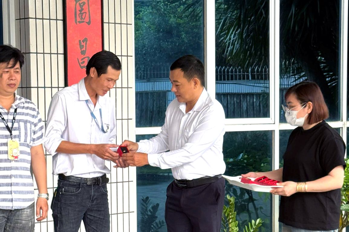 Nhận thưởng Tết Bính Ngọ 2026 bằng vàng, voucher phải nộp thuế ra sao?- Ảnh 1.