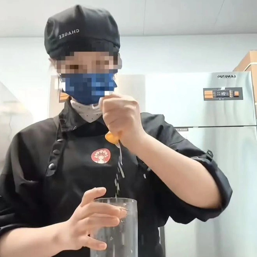 Nhân viên quán trà sữa lấy tay trần khuấy nước, nhặt đồ rơi cho vào cốc - 1