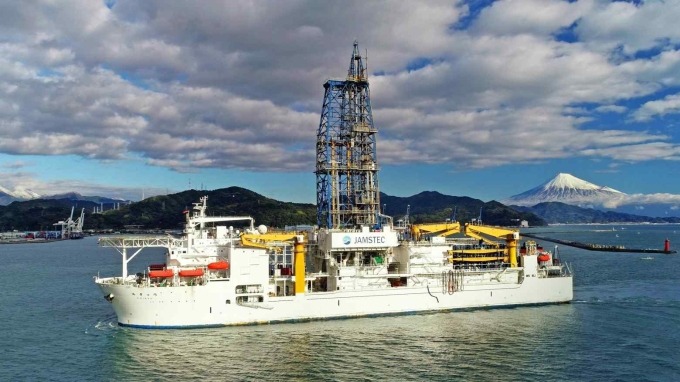 Tàu Chikyu sẽ thử nghiệm khai thác đất hiếm dưới biển sâu. Ảnh: JAMSTEC