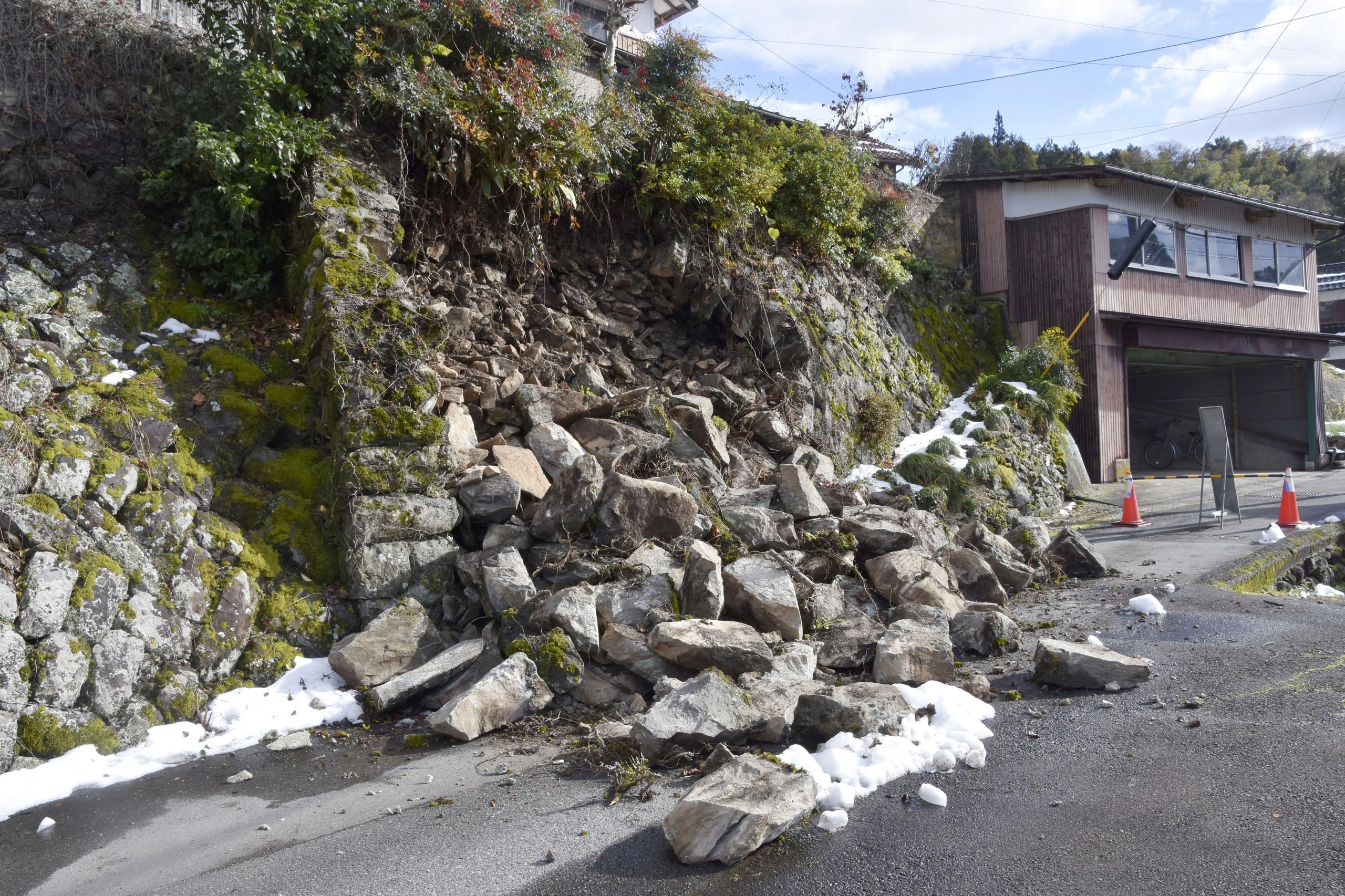 Động đất 6,2 độ Richter rung chuyển Nhật Bản, cảnh báo nguy cơ sạt lở diện rộng - Ảnh 1.