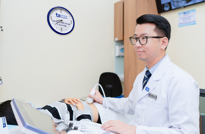 TS.BS Nguyễn Hoàng Long siêu âm cho một thai phụ. Ảnh minh họa: Phòng khám Đa khoa Tâm Anh Quận 7