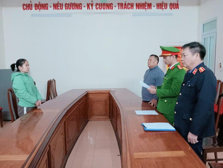 Nhét vàng vào tất, áo khoác để qua cửa khẩu, người phụ nữ sa lưới- Ảnh 1.