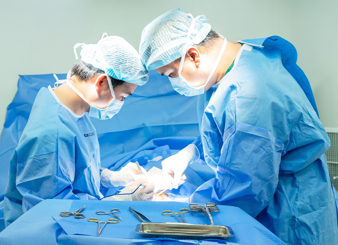 Bác sĩ Trúc (trái) thực hiện một ca phẫu thuật tiết niệu. Ảnh minh họa: Bệnh viện Đa khoa Tâm Anh