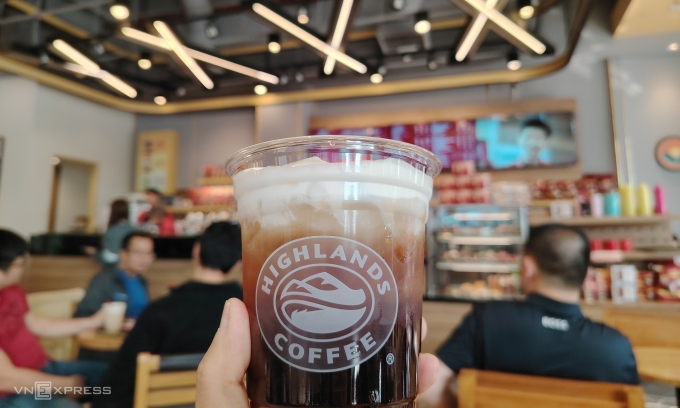 Trà sen vàng được bán tại một cửa hàng Highlands Coffee tại phường Tây Mỗ (Hà Nội). Ảnh: Thủy Trương
