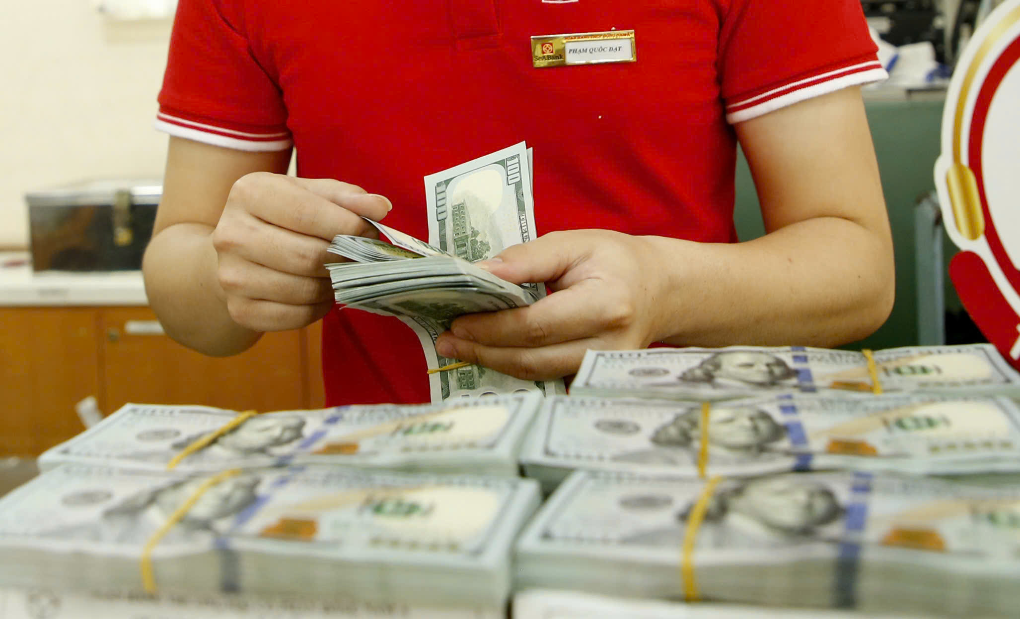 TPHCM ghi nhận Tình trạng thu đổi ngọai tệ án binh bất động trên thị trường - Ảnh 1.