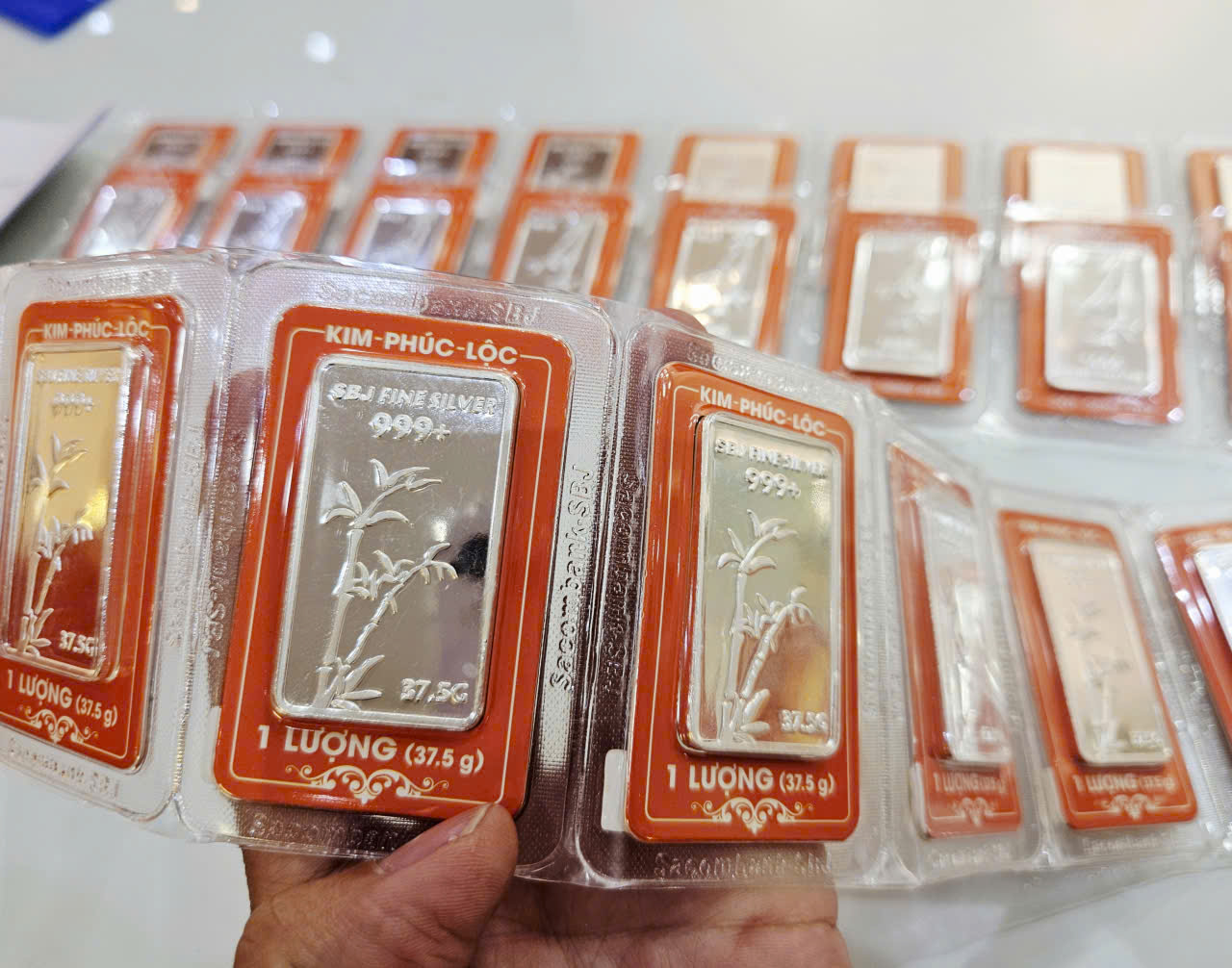 Giá bạc giảm sốc , nhà đầu tư lo lắng giữa bối cảnh kinh tế 2025 - Ảnh 2.