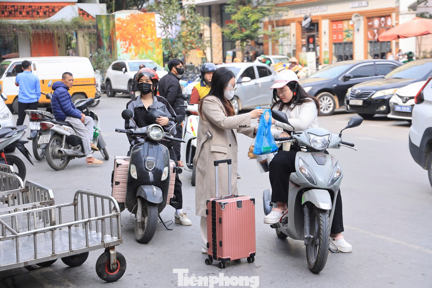 Nhiều người thích đi tàu để 'sống chậm' trong ngày cuối năm- Ảnh 1.