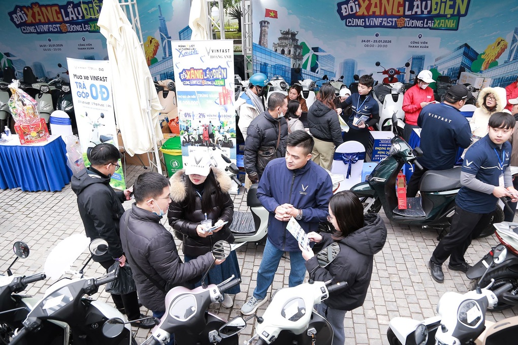 Nhiều người tranh thủ đổi xe xăng cũ lấy xe điện VinFast trước Tết - 1