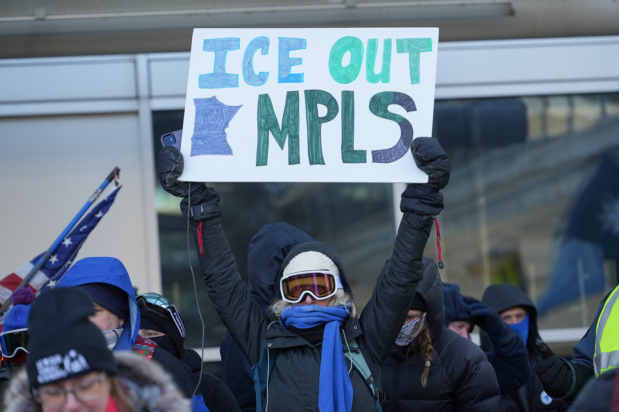 Nhiều siêu thị Mỹ bị vét sạch hàng khi bão mùa đông bao trùm - Ảnh 4.