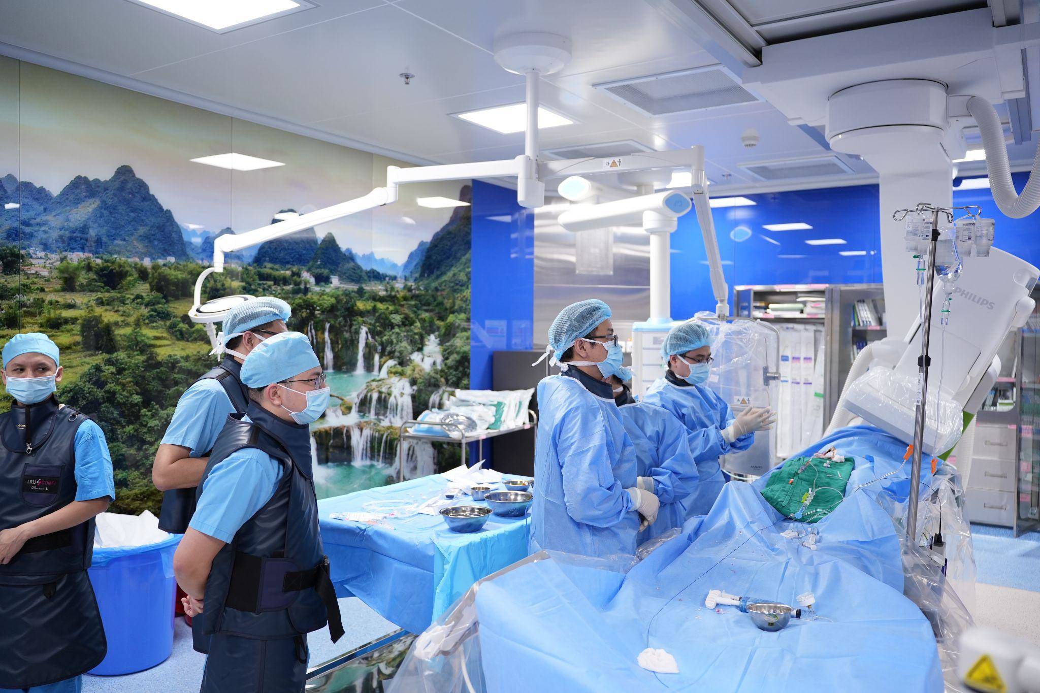 Nhồi máu cơ tim tăng đột biến trong mùa lạnh: Khuyến cáo từ bác sĩ 1 Can thiệp điều trị nhồi máu cơ tim tại BVĐK Hồng Ngọc