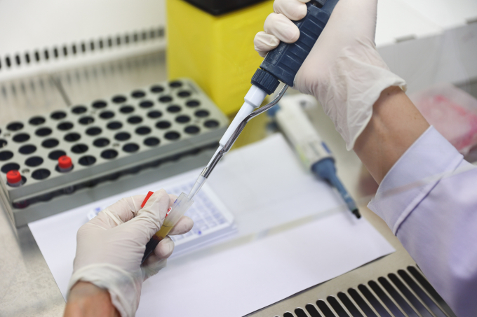 Xét nghiệm tại Viện Pasteur TP HCM. Ảnh: Quỳnh Trần