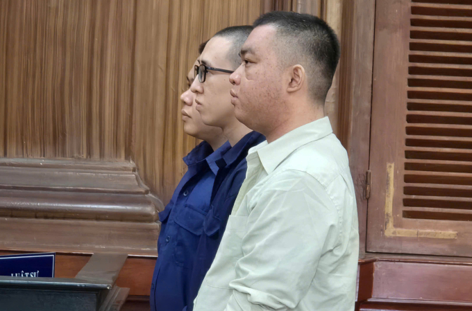 Bị cáo Nguyễn Hồng Thạch cùng đồng phạm trong lần ra tòa hồi năm ngoái. Ảnh: Hải Duyên