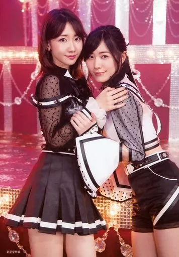 Nhom nhac quoc dan AKB48 no nuc don 2 tin
