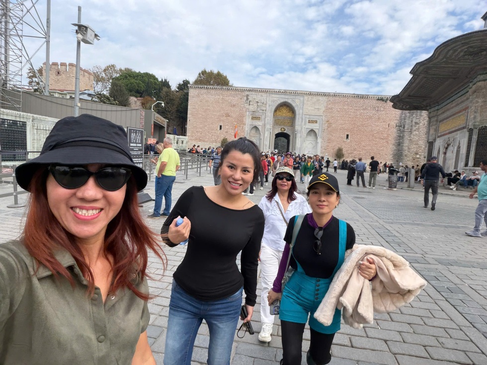 Nhóm phụ nữ Việt tự lái ô tô qua 25 quốc gia trong một năm - 1