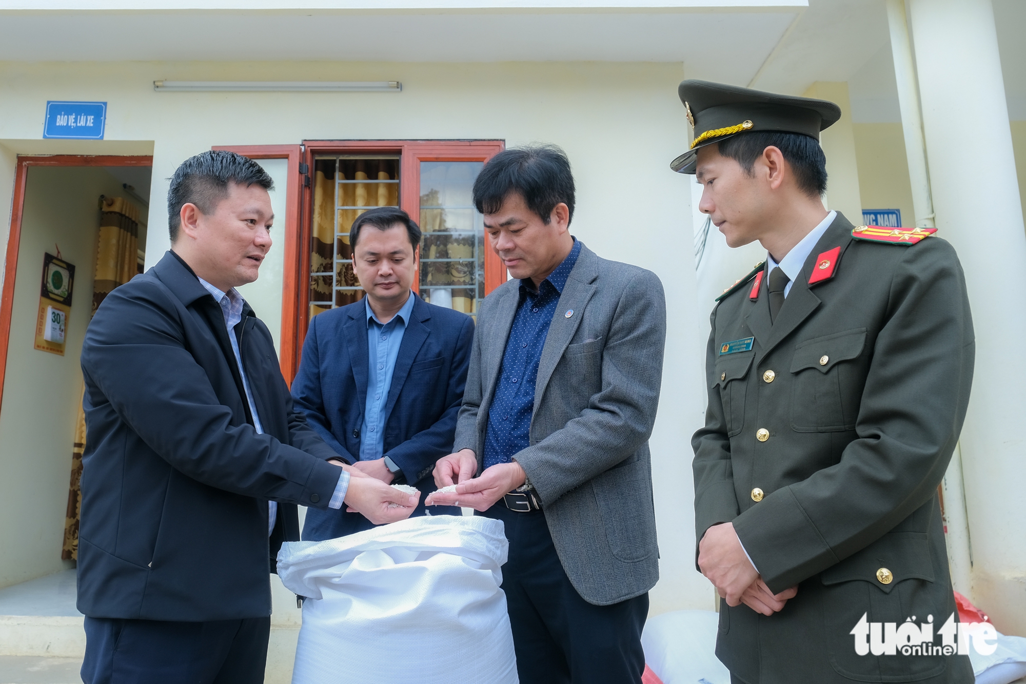 Những bao gạo đến vùng biên, Tết ấm hơn với học sinh nghèo - Ảnh 1.