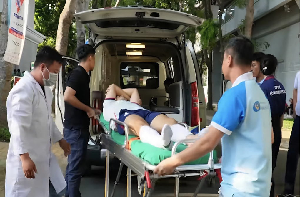 Những chiếc áo blouse trắng đặc biệt tại các giải đấu, sân chơi ở TPHCM - 1