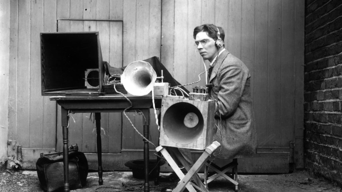 Kỹ sư kiêm nhà phát minh người Anh Archibald Low giới thiệu hệ thống truyền hình do ông phát triển tại London năm 1928. Ảnh: CBC