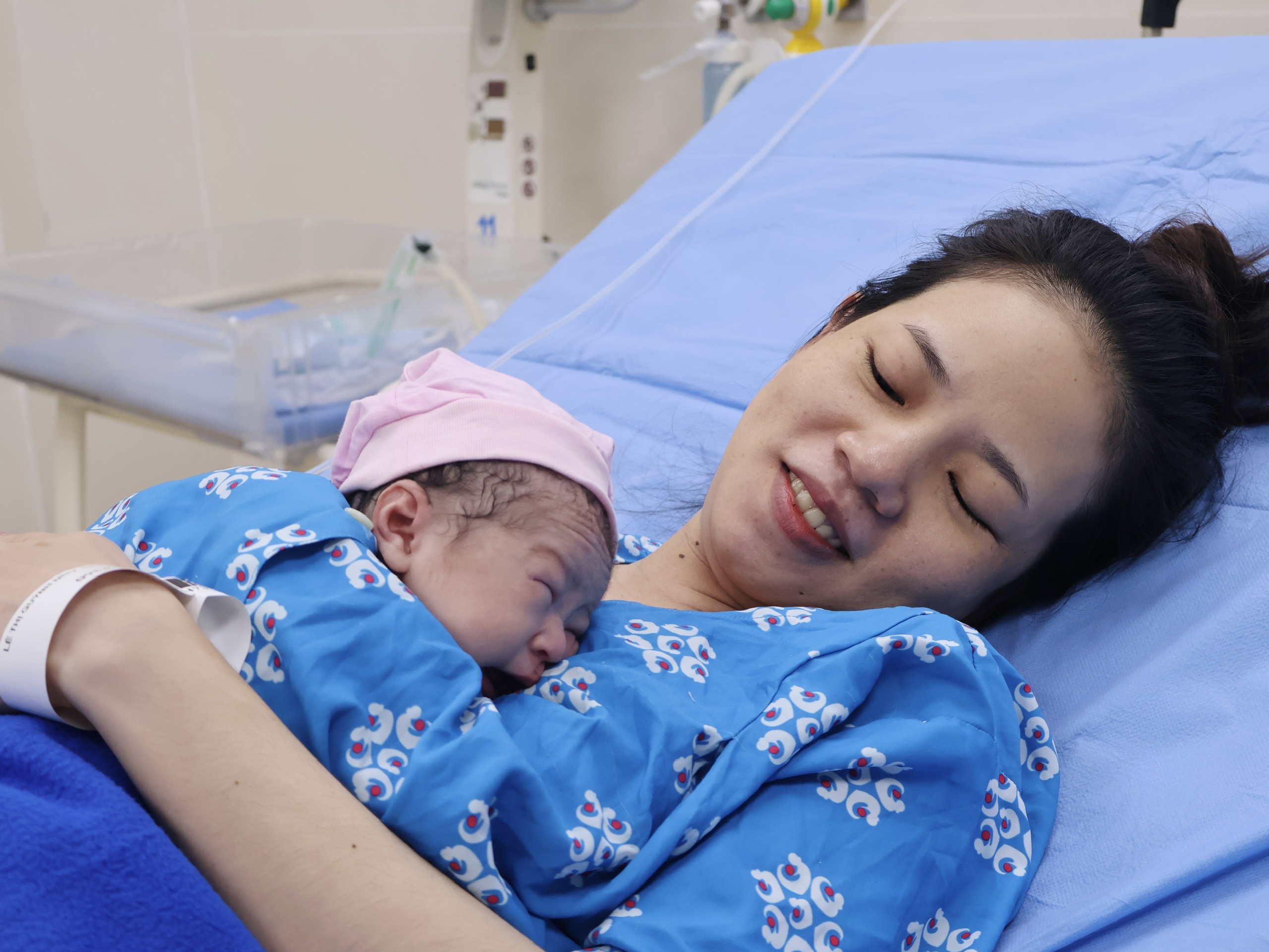 Những em bé ‘0 giờ’ chào đón năm mới 2026, mong thành nhân tài- Ảnh 1.