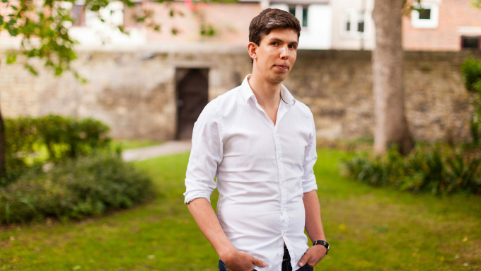 James Maynard bên ngoài nhà riêng ở Oxford, Anh. Ảnh: Quanta Magazine