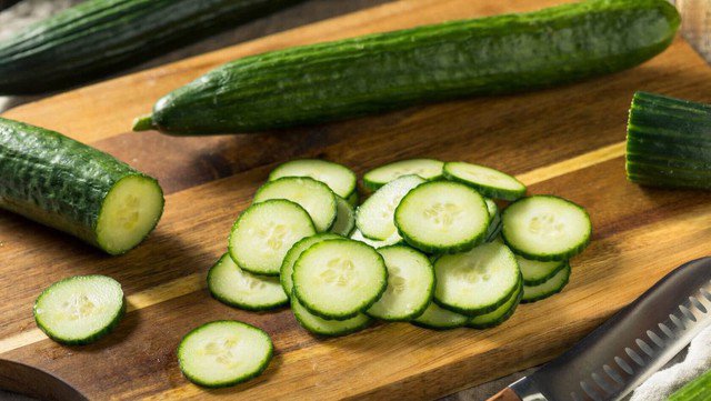 Trong dưa chuột còn có một hợp chất được gọi là cucurbitacin. Hợp chất này nếu được hấp thụ nhiều vào cơ thể có thể dẫn đến chứng khó tiêu và đầy bụng.