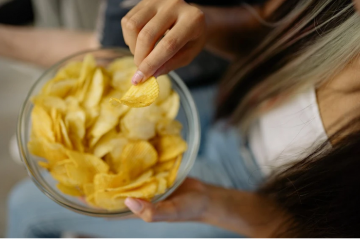 Tiêu thụ các món ăn vặt nhiều muối vào tối muộn là thói quen âm thầm gây hại thận.