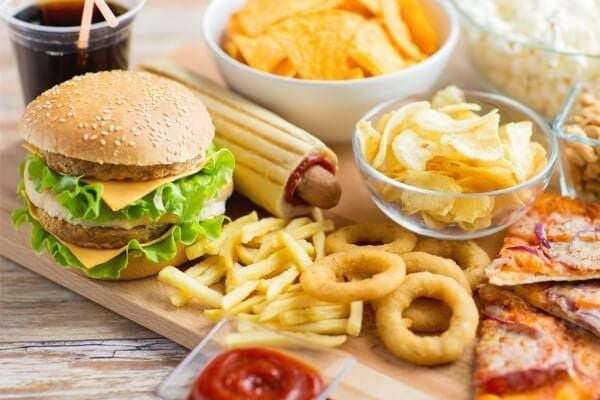 Ăn quá nhiều thức ăn chứa dầu mỡ và chất béo vào buổi tối có thể gây áp lực lên hệ tiêu hóa, làm bạn cảm thấy khó chịu và đầy bụng.