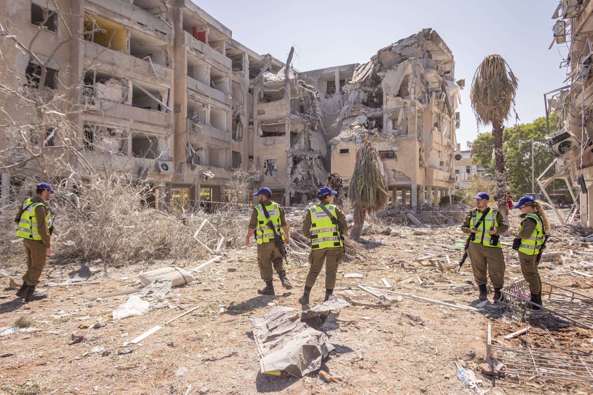 Một tòa nhà hư hại ở Israel hồi tháng 6 sau cuộc tấn công của Iran. Ảnh: The New York Times