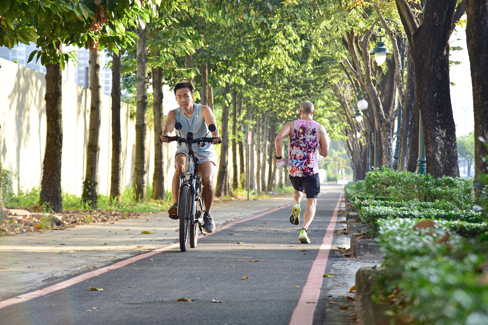 Nô nức đi metro, thích thú đạp xe làn ưu tiên - Ảnh 2.