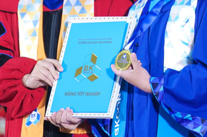 Bằng tốt nghiệp trường Đại học Bách khoa, Đại học Quốc gia TP HCM trao cho sinh viên tháng 11/2025. Ảnh: Fanpage trường