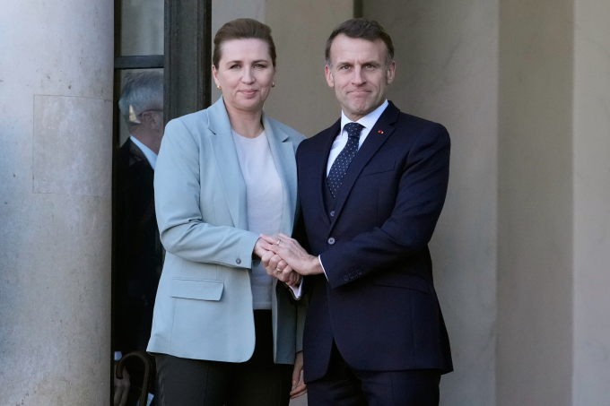 Tổng thống Pháp Emmanuel Macron (phải) chào đón Thủ tướng Đan Mạch Mette Frederiksen tại Điện Elysee ngày 6/1. Ảnh: AP