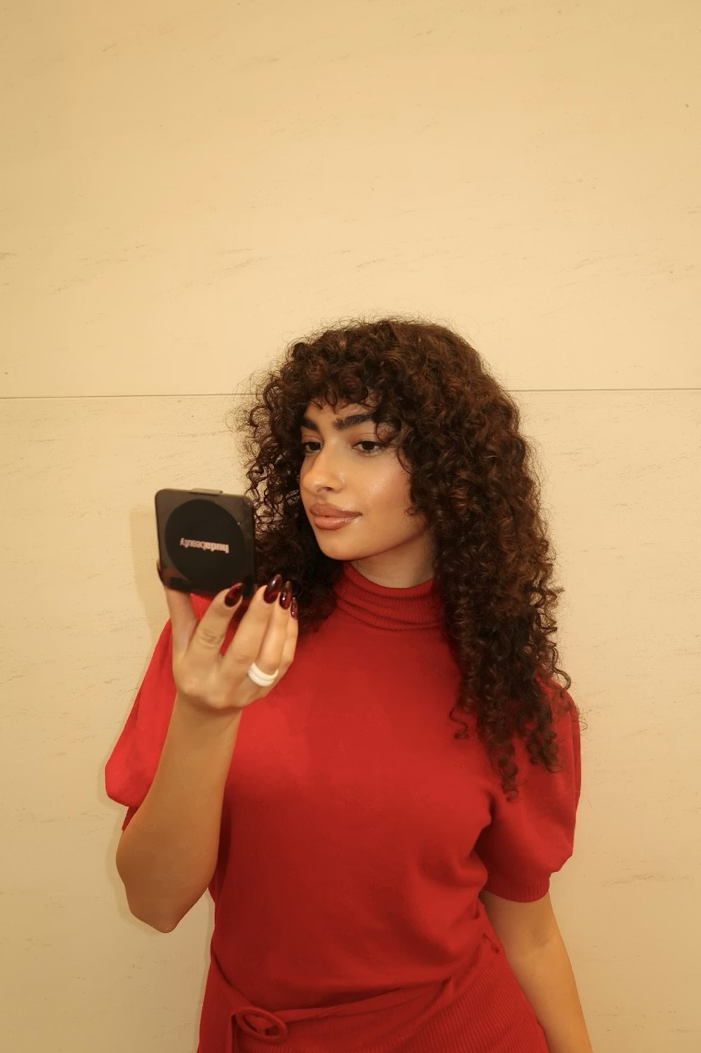 Nối bước Rhode, Huda Beauty khiến hội con gái đảo điên với giá đỡ điện thoại kiêm phấn phủ- Ảnh 14.