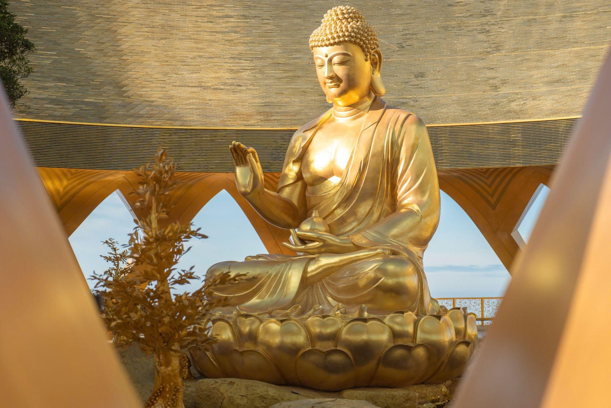 Nơi hiếm hoi tại Việt Nam hiện diện vị “Phật đến từ vàng” 1 Đức Phật Câu Na Hàm Mâu Ni tiếng Phạn có nghĩa là “Bậc mang đến sự Hoàng Kim”. (Ảnh: Sun World Ba Den Mountain)