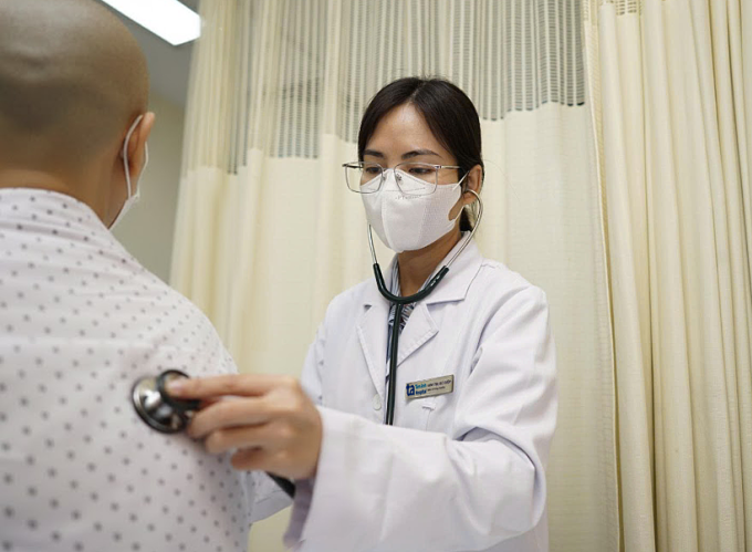 Bác sĩ Diệp khám cho bà Ngọc. Ảnh: Bệnh viện Đa khoa Tâm Anh