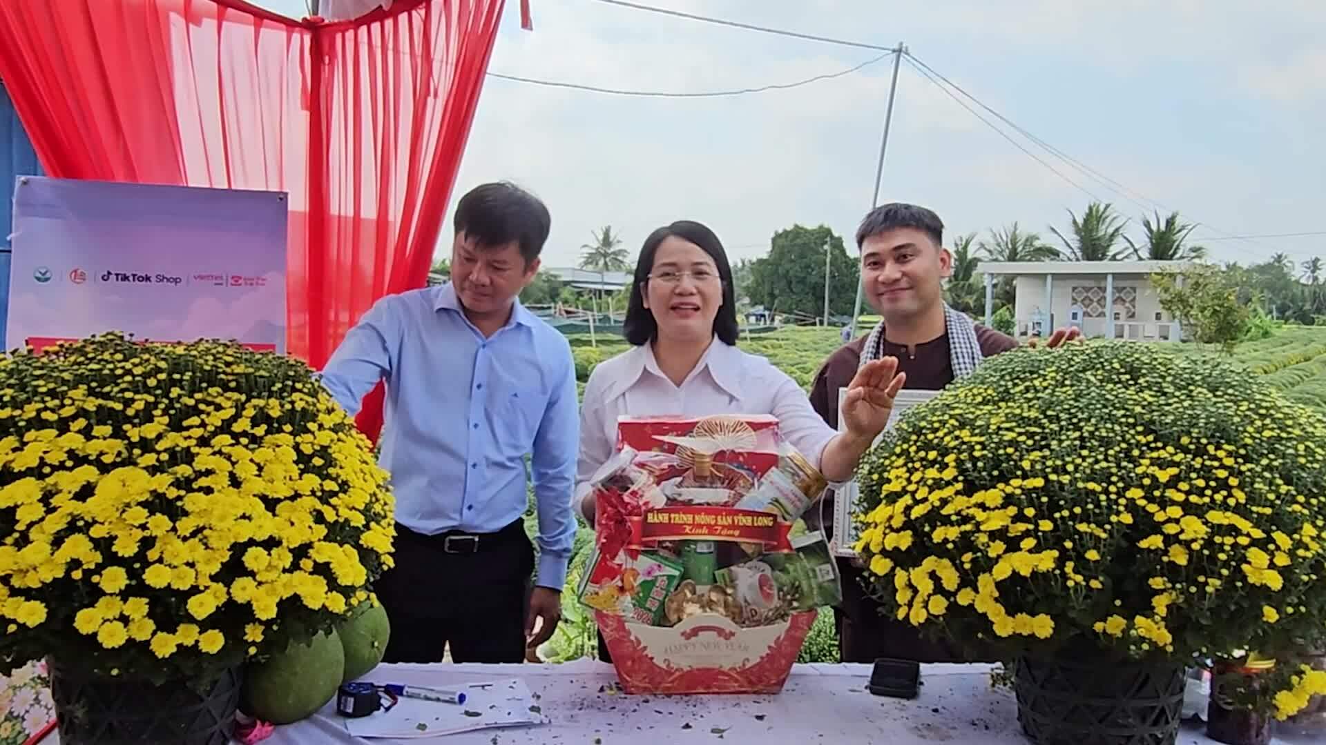 Nữ bí thư xã livestream 'giải cứu' hoa giúp nhà vườn