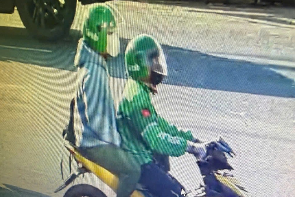 Nữ kế toán run rẩy đối mặt 2 tên cướp ngân hàng khi đang cầm 1 tỷ đồng - 1