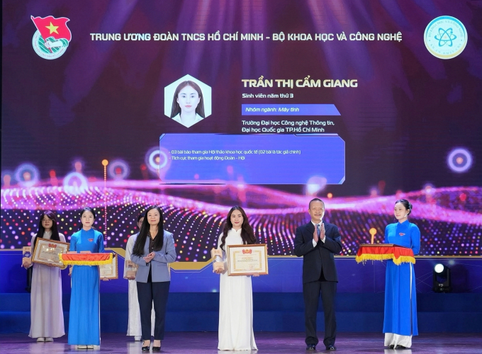 Trần Thị Cẩm Giang nhận giải Nữ sinh Khoa học công nghệ tại Hà Nội. Ảnh: Nhân vật cung cấp