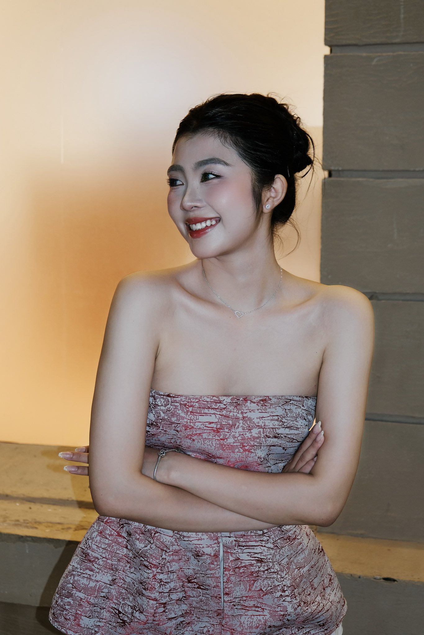 Không chỉ gây chú ý về nhan sắc, học tập mà Lê Thị Trang còn khiến fan sắc đẹp ngỡ ngàng với loạt thành tích Karate: Nhất Đẳng Huyền Đai Karate, Huy chương Vàng Karate Kumite cá nhân Nữ – Đại hội TDTT Tỉnh Thanh Hóa lần IX, Huy chương Vàng, Bạc, Đồng ở nhiều giải đấu Karate cấp tỉnh và khu vực.