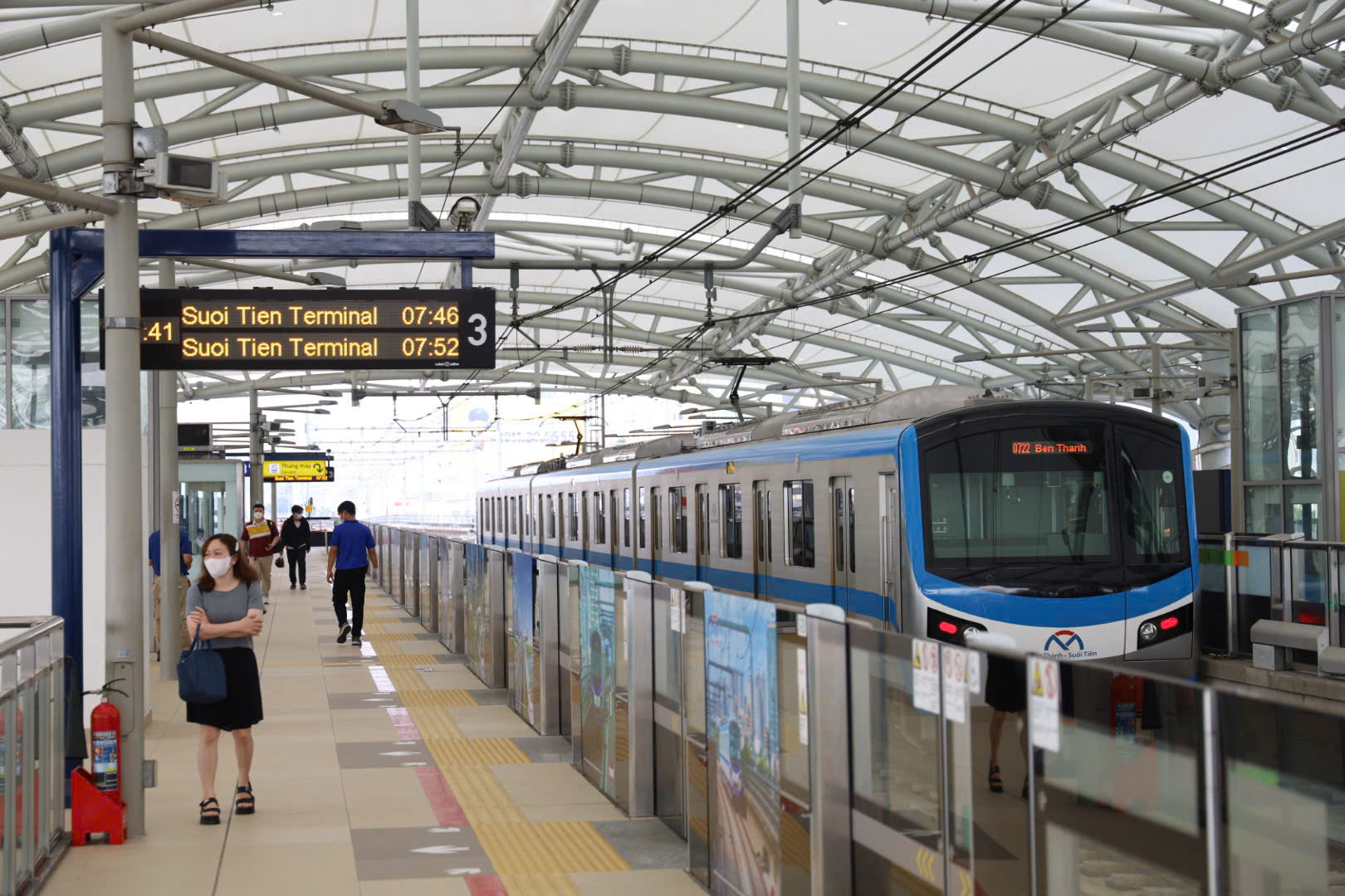 Nửa đêm mùng 1 Tết Bính Ngọ 2026, metro số 1 vẫn lăn bánh - Ảnh 1.