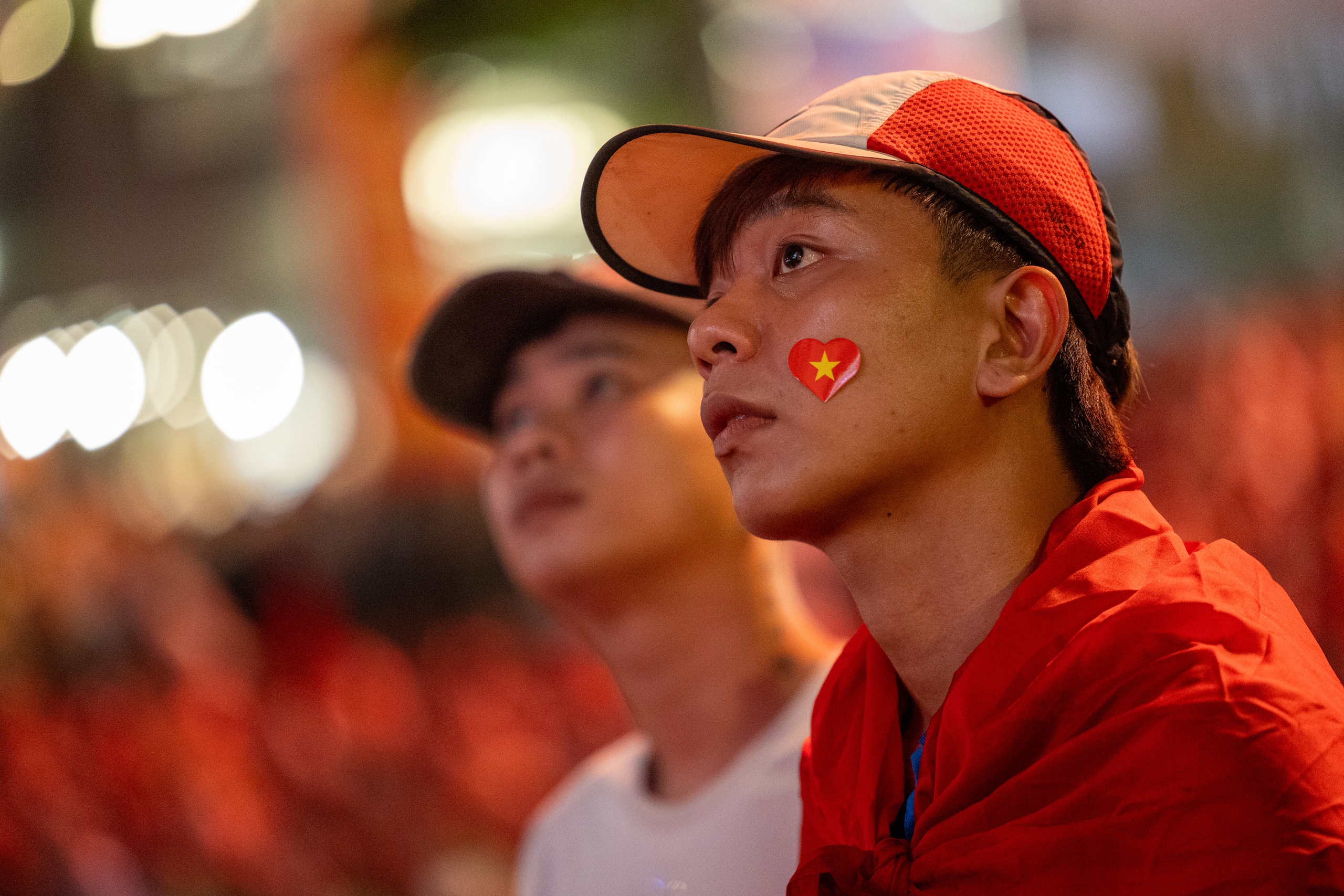 Nước mắt của cổ động viên khi U23 Việt Nam nhận thất bại cay đắng- Ảnh 1.