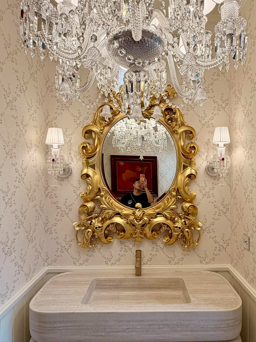 Cả showbiz có đúng 1 người: Nuôi 10 người con không cùng huyết thống, ở biệt thự Cả showbiz có đúng 1 người: Nuôi 10 người con không cùng huyết thống, ở biệt thự