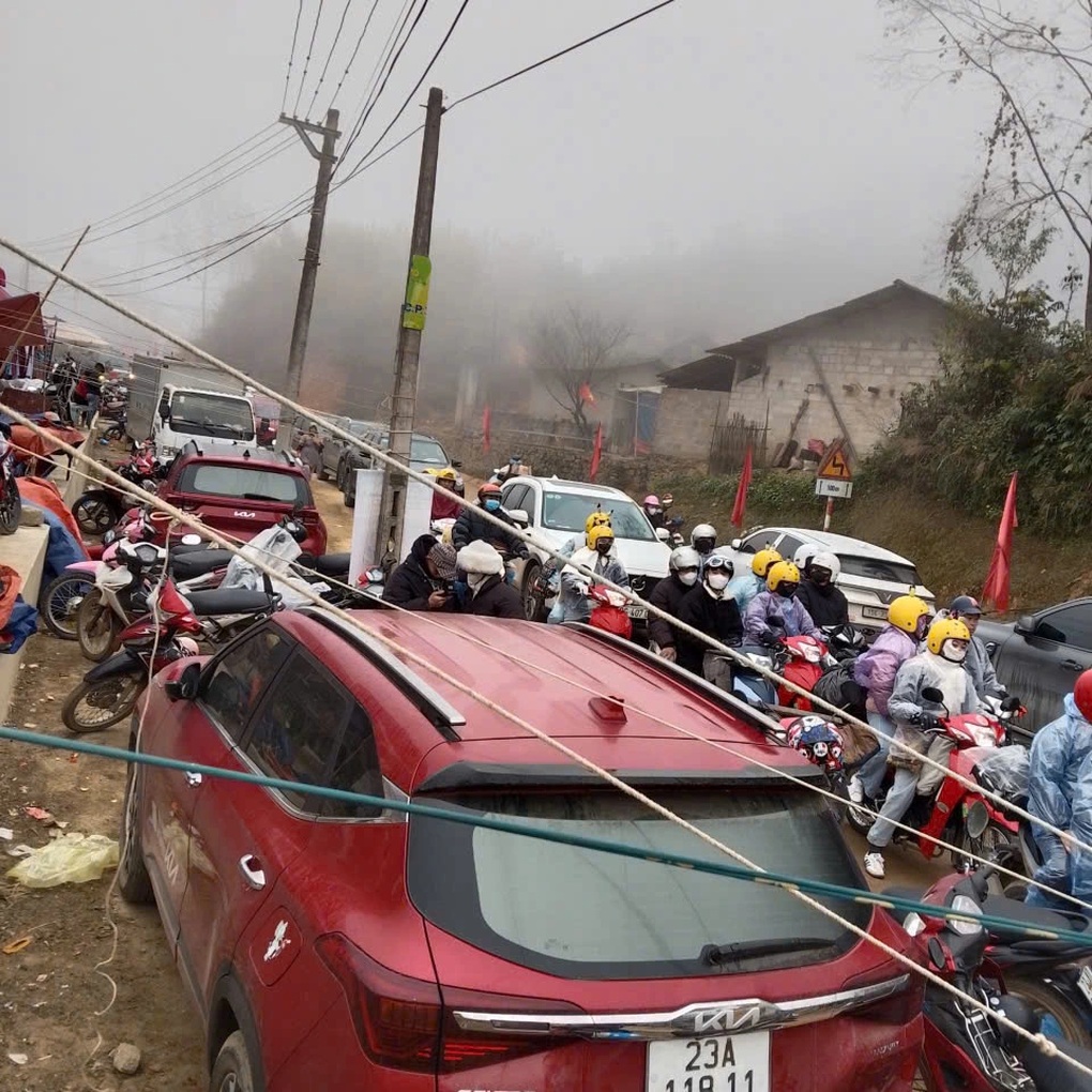 Ô tô nhích từng tý vào Lô Lô Chải, khách hỏi khắp nơi đều cháy phòng - 1