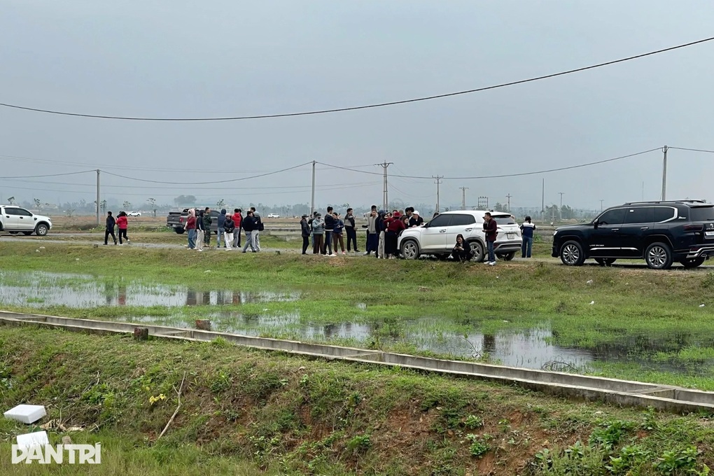 Ô tô nườm nượp kéo về quê săn đất sau tin đồn sắp xây khu công nghiệp - 1