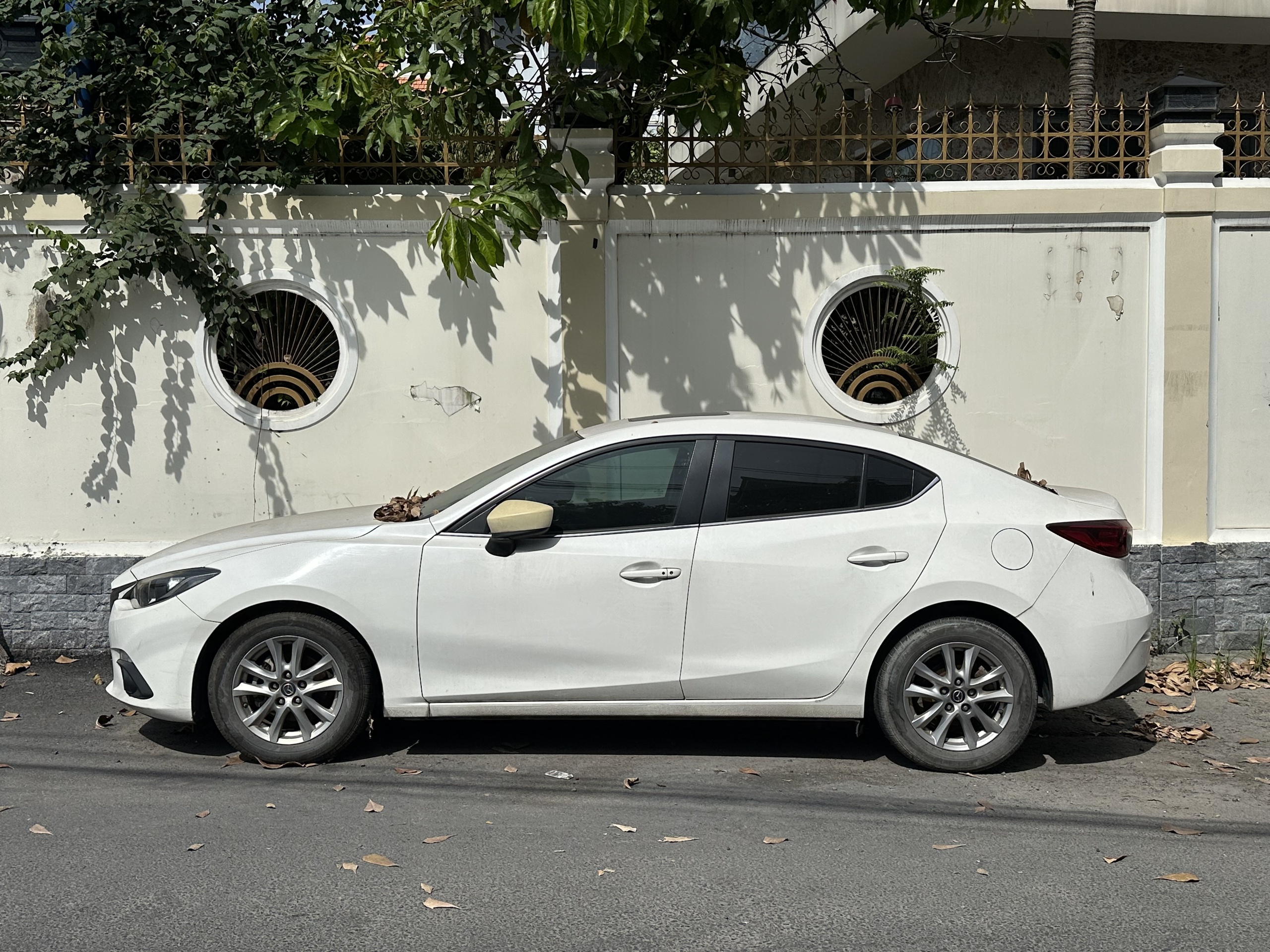 Ô tô ‘dầm mưa dãi nắng’ đối mặt hư hỏng nào?- Ảnh 1. Ô tô ‘dầm mưa dãi nắng’ đối mặt hư hỏng nào?- Ảnh 1.