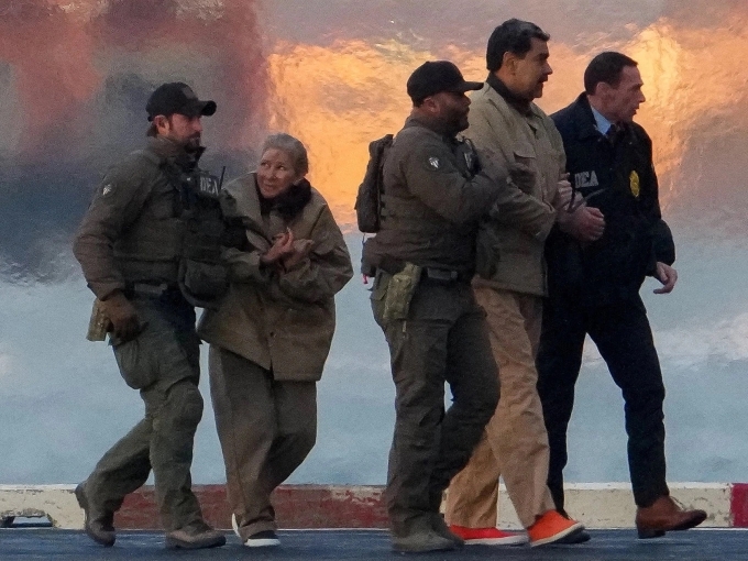 Vợ chồng Tổng thống Maduro bị đưa ra khỏi trực thăng để tới tòa án New York ngày 5/1. Ảnh: Reuters