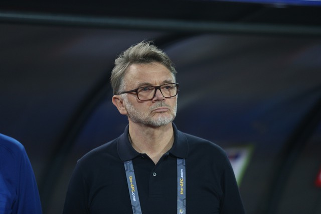 Sự trùng hợp đến khó tin: Ông Park Hang-seo đối đầu ông Troussier, cầu thủ bị nhận thẻ đỏ nay là HLV tuyển Việt Nam- Ảnh 3.