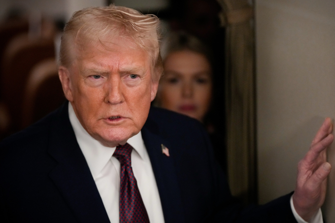 Tổng thống Mỹ Donald Trump trên Không lực Một ngày 11/1. Ảnh: AP