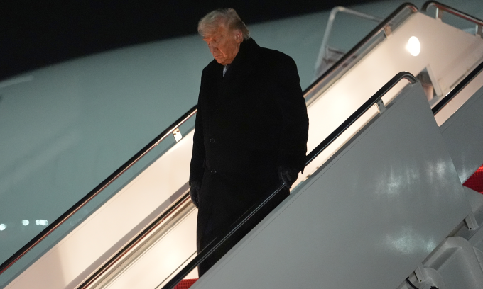 Tổng thống Mỹ Donald Trump tới căn cứ liên hợp Andrews ở bang Maryland hôm 22/1. Ảnh: AP